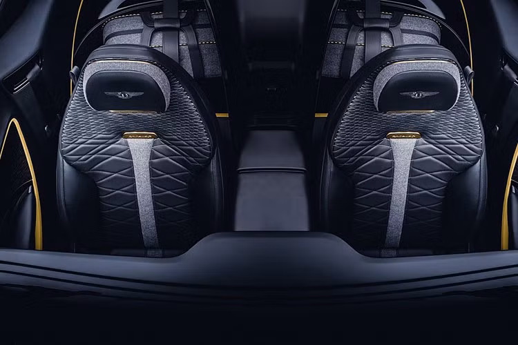 Bacalar sở hữu thiết kế không giống với bất cứ đặc trưng quen thuộc nào của hãng xe Bentley. Trên thực tế, tổng thể thiết kế của mỗi chiếc Bacalar không hề mang lại cảm giác quen thuộc thường thấy trên những dòng xe còn lại đang được chính Bentley sản xuất.