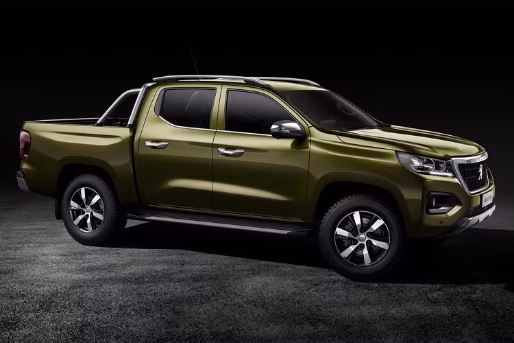 Theo các thông tin hiện tại, Peugeot Landtrek sẽ có 2 biến thể cabin đơn và cabin đôi để khách hàng lựa chọn. Tùy theo model mà kích thước dài tổng thể của chiếc bán tải sẽ dao động từ 5,33 đến 5,39 m.