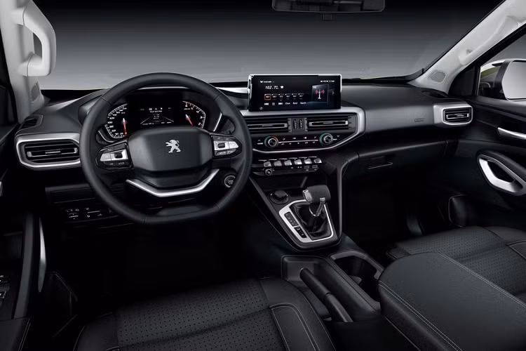 Nội thất mẫu bán tải được chia sẻ từ Peugeot 508 với phong cách thể thao đặc trưng của hãng xe Pháp. Trong đó, bảng tablo hướng về người lái, vô-lăng mang thiết kế 2 chấu đi cùng bảng đồng hồ điện tử. Các chi tiết trang trí được sơn bạc nổi bật trên màu đen chủ đạo của cabin.