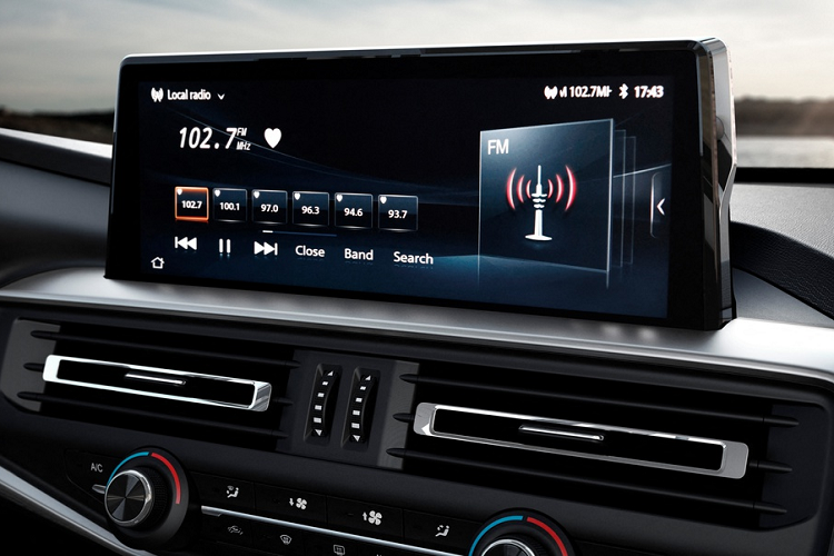 Hệ thống thông tin giải trí có màn hình cảm ứng 10 inch, đi kèm đó là ổ cứng dung lượng 10 GB và hỗ trợ kết nối Apple CarPlay/Android Auto. Các tiện nghi khác gồm có điều hòa tự động 2 vùng, camera 360 độ, ghế ngồi bọc da, nút bấm khởi động...