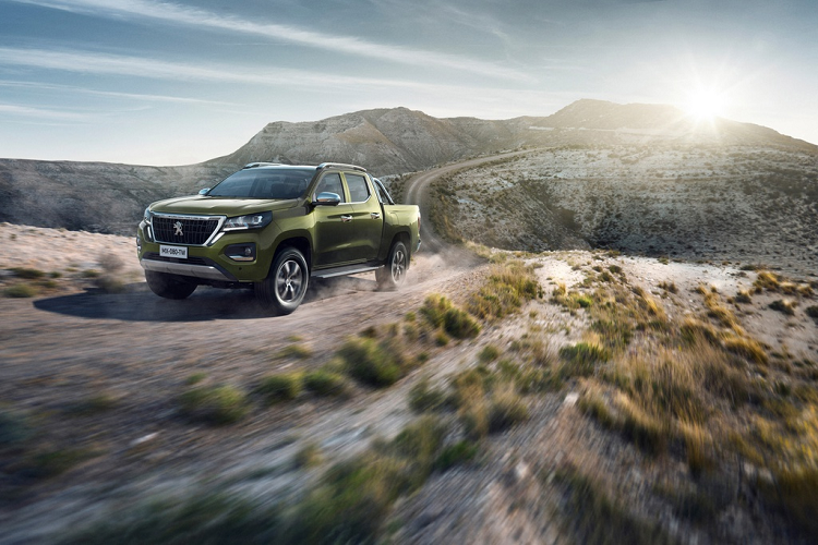 Tùy theo phiên bản mà Landtrek sẽ có hệ dẫn động 4x2 hoặc 4x4 gài cầu điện. Dự kiến, Pau Landtrek sẽ bắt đầu bán ra từ cuối năm nay tại khu vực Mỹ Latinh và châu Phi Hạ Sahara. Thông tin về giá xe Peugeot Landtrek 2021 và bán ra tại các thị trường chưa được hãng xe Pháp xác nhận.