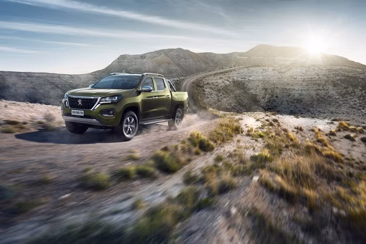 Tùy theo phiên bản mà Landtrek sẽ có hệ dẫn động 4x2 hoặc 4x4 gài cầu điện. Dự kiến, Pau Landtrek sẽ bắt đầu bán ra từ cuối năm nay tại khu vực Mỹ Latinh và châu Phi Hạ Sahara. Thông tin về giá xe Peugeot Landtrek 2021 và bán ra tại các thị trường chưa được hãng xe Pháp xác nhận.