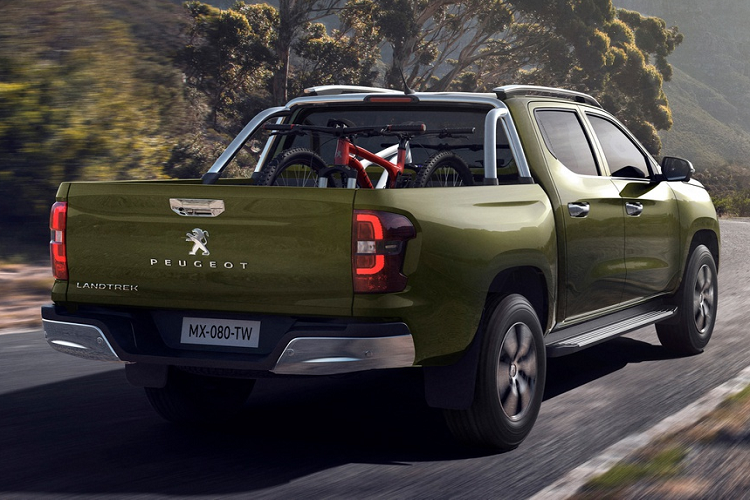 Thực tế, Landtrek không phải là mẫu bán tải đầu tiên của Peugeot. Năm 2017, hãng từng giới thiệu một chiếc pick-up tại thị trường châu Phi được phát triển dựa trên mẫu Dongfeng Rich. Trong khi đó, bán tải Peugeot Landtrek chia sẻ khung gầm với Changan Kaicheng F70, chiếc bán tải Trung Quốc ra mắt vào tháng 11/2019.