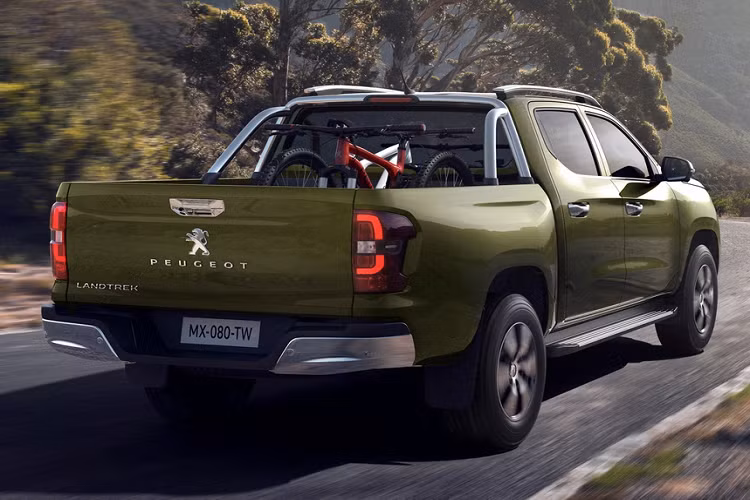 Thực tế, Landtrek không phải là mẫu bán tải đầu tiên của Peugeot. Năm 2017, hãng từng giới thiệu một chiếc pick-up tại thị trường châu Phi được phát triển dựa trên mẫu Dongfeng Rich. Trong khi đó, bán tải Peugeot Landtrek chia sẻ khung gầm với Changan Kaicheng F70, chiếc bán tải Trung Quốc ra mắt vào tháng 11/2019.