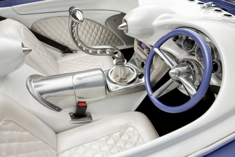 Mặc dù có thiết kế tương lai, giống như ngoài hành tinh, nhưng phần lớn phụ tùng trên Cosmo đều là những đồ gia dụng phổ thông. Khối động cơ lòi ra khỏi capô xe được trang trí bằng những lọ muối và hạt tiêu từ thương hiệu John Lewis, lưới tản nhiệt phía sau được trang trí bằng nắp giữ ẩm, chi tiết trang trí bằng crôm trên vô lăng là phần trên của đường ống nước vòi tắm, trung tâm của vô lăng là phần trên của một quả pháo hoa, trong khi “moon tank” ở phía trước là một bể phụ lò hơi. Paul thậm chí còn làm thủ công hệ thống radio, đi kèm với bảng đồng hồ độ riêng.