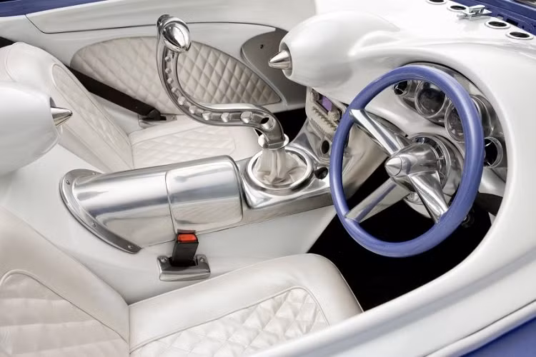 Mặc dù có thiết kế tương lai, giống như ngoài hành tinh, nhưng phần lớn phụ tùng trên Cosmo đều là những đồ gia dụng phổ thông. Khối động cơ lòi ra khỏi capô xe được trang trí bằng những lọ muối và hạt tiêu từ thương hiệu John Lewis, lưới tản nhiệt phía sau được trang trí bằng nắp giữ ẩm, chi tiết trang trí bằng crôm trên vô lăng là phần trên của đường ống nước vòi tắm, trung tâm của vô lăng là phần trên của một quả pháo hoa, trong khi “moon tank” ở phía trước là một bể phụ lò hơi. Paul thậm chí còn làm thủ công hệ thống radio, đi kèm với bảng đồng hồ độ riêng.