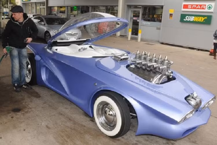 Phần nội thất bọc da trắng trông đẹp không kém ngoại thất, và tương xứng trên mặt phong cách. Vợ của Paul đã khâu thủ công hai chiếc ghế, và mọi thứ đều có độ chi tiết kinh khủng. Cosmo có thể là một dự án tự chế tại nhà kho trong vườn (theo đúng nghĩa đen), nhưng không vì thế mà Paul chế tạo nó một cách qua loa. Từng milimet đã được chải bằng chiếc lược có răng tốt nhất, vì vậy kết quả là sự hoàn hảo thuần khiết. Ít nhất là mặt hình thức.