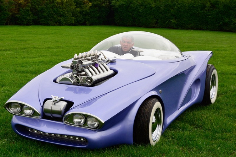 Nếu bạn đang tìm kiếm những chiếc xe độ vượt sức tưởng tượng, thiếu tính thực dụng nhưng ấn tượng về mặt thị giác ở Vương quốc Anh, vậy thì Paul Bacon là người đáng để xem qua. Dự án đầu tiên xứng đáng với lời tán dương kia của Paul, một chiếc xe bong bóng Cosmotron, là bằng chứng cho thấy trí tưởng tượng của anh ấy phong phú và hoang dại đến nhường nào, cùng với đó là kỹ năng chế tạo khéo tay ra làm sao.