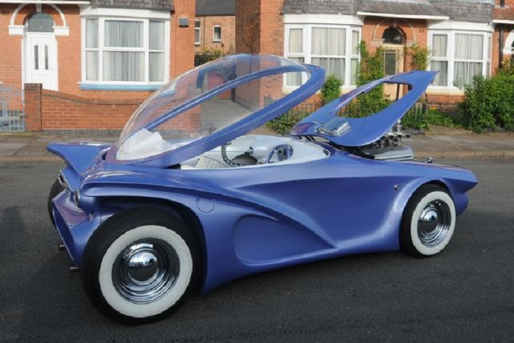 Sau khi bỏ tiền mua lấy chiếc BMW đời 1998, Paul tiến hành lột trần nó: khung gầm và sàn xe trở thành cơ sở của chiếc Cosmo mà anh ta đã vẽ thiết kế từ trước. Quá trình chế tạo xe đã diễn ra rất chậm, mất tới 18 tháng để hoàn thành, nhưng chủ yếu là bởi Bacon tin rằng bạn chỉ nên làm công việc của mình mỗi ngày một ít để đảm bảo bạn ghi chép chuẩn xác tiến bộ, thay vì làm bất cứ khi nào bạn có thể.