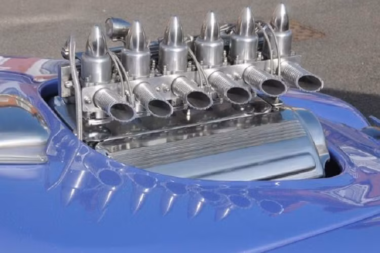 Anh ấy đã chế tạo thân vỏ từ chất liệu polystyrene và xốp nở, sau đó thêm vào sợi thủy tinh và dầm thép để có độ cứng hơn. Kỳ lạ thay, mái vòm Perspex, đóng vai trò vừa là nóc xe vừa là kính chắn gió, nằm trên một vòng thép và được vận hành với bản lề thủy lực bằng điều khiển từ xa. Tuy nhiên, Paul nói rằng mái vòm này đã khiến chiếc xe khó xin giấy phép hoạt động trên đường vì các nhà chức trách cho rằng nó không an toàn.