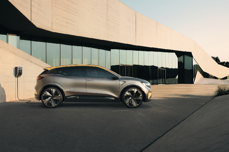 Về ngoại hình, Renault Megane eVision không hề ngoại lệ khi sở hữu thiết kế mang hơi hướng tương lai của một chiếc xe điện. Xuất hiện trong bộ ảnh concept mới đây, xe sử dụng 2 tông màu xám/vàng chủ đạo. Ở mặt trước, Megane eVision gây ấn tượng với thiết kế đèn LED chạy dài 2 bên với logo lục giác viền LED của hãng ở trung tâm. Cụm đèn pha được tạo hình chữ S độc đáo thay cho chữ C ở các xe động cơ đốt trong thường thấy của hãng. 