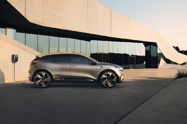 Về ngoại hình, Renault Megane eVision không hề ngoại lệ khi sở hữu thiết kế mang hơi hướng tương lai của một chiếc xe điện. Xuất hiện trong bộ ảnh concept mới đây, xe sử dụng 2 tông màu xám/vàng chủ đạo. Ở mặt trước, Megane eVision gây ấn tượng với thiết kế đèn LED chạy dài 2 bên với logo lục giác viền LED của hãng ở trung tâm. Cụm đèn pha được tạo hình chữ S độc đáo thay cho chữ C ở các xe động cơ đốt trong thường thấy của hãng. 