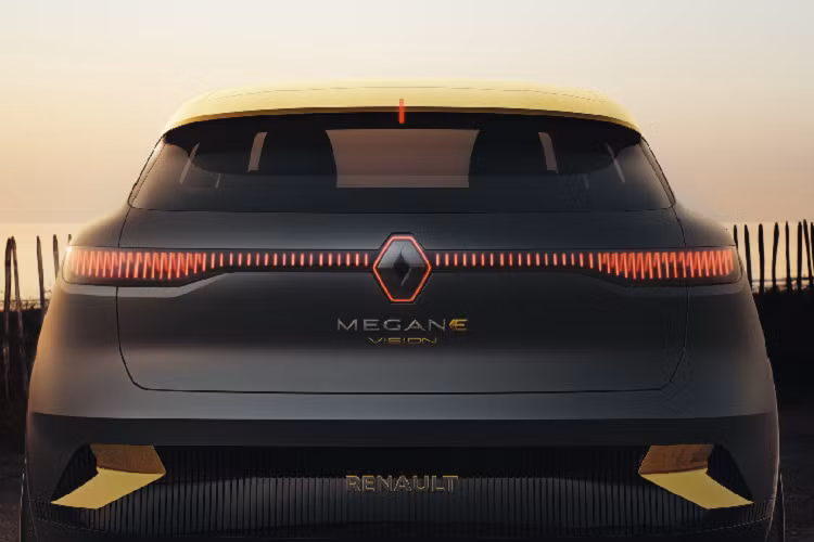 Luca De Meo, Giám đốc điều hành của tập đoàn Renault cho biết: “Chúng tôi đã tận dụng triệt để tiềm năng của nền tảng điện thuần túy để tái phát minh ra mẫu xe hatchback cổ điển theo một cách đầy cảm xúc. Với loại pin mỏng nhất trên thị trường, thân hình nhỏ gọn 4,21 mét mang đến sự rộng rãi của một chiếc xe phân khúc C, Mégane eVision là một kiệt tác về cách bố trí”.