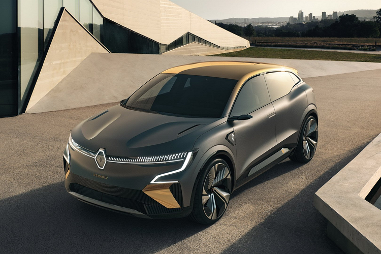 Khi nhìn ngang, mẫu xe điện của Renault cũng gợi nhớ đến người anh em họ Nissan Ariya vừa ra mắt gần đây. Khác biệt rõ nét nằm ở phần đuôi xe khi Ariya nghiêng về phong cách fastback với mui sau vuốt dài hơn thì Megane eVision có thiết kế bo tròn. Ở phía sau, dãy đèn LED của xe mô phỏng chính xác thiết kế mặt tiền.