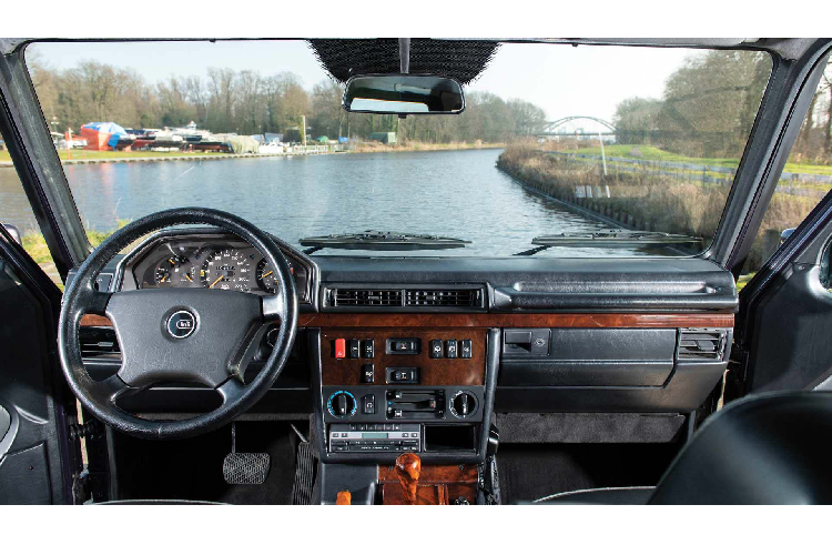 Chiếc Puch 500 GE này lại càng trở nên hiếm hoi hơn khi nó cũng là chiếc duy nhất sở hữu màu sơn thạch anh tím kim loại (Amethystblau Metallic). Chiếc SUV cổ điển có một lịch sử dài và thú vị. Bởi vì nó là chiếc đầu tiên đăng kiểm ở Áo nên ở những thập niên trước, chiếc Puch 500 GE được lái thử, kiểm tra rất nghiêm ngặt và kỹ lưỡng.