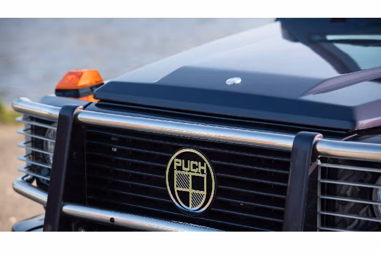 Ba năm sau, cả 2 tập đoàn ôtô đều thống nhất xây dựng nhà máy lắp ráp Mercedes G-Class tại Áo, nhà máy đi vào hoạt động vào ngày 1/2/1979. Chính vì thế ở một vài thị trường, cụ thể là Áo và Thụy Sỹ, Mercedes G-Class được bán ra mà không hề đi kèm với logo ngôi sao ba cánh đặc trưng, thay vào đó chúng mang logo của nhà cổ đông còn lại - Puch.