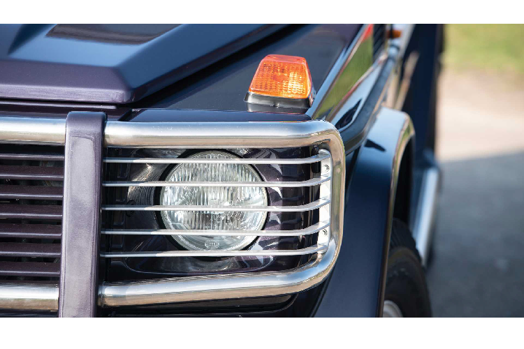 Bên dưới nắp capo là khối động cơ số hiệu M117 dung tích 5.0L sinh công suất 237 mã lực và momen xoắn cực đại 375 Nm. Toàn bộ sức mạnh được truyền xuống bánh xe thông qua hộp số tự động 4 cấp. Puch 500 GE có khả năng tăng tốc từ 0-100km/h trong vòng 10,5 giây trước khi chạm ngưỡng tối đa 175km/h.