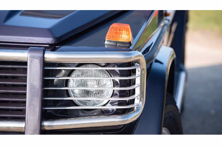 Bên dưới nắp capo là khối động cơ số hiệu M117 dung tích 5.0L sinh công suất 237 mã lực và momen xoắn cực đại 375 Nm. Toàn bộ sức mạnh được truyền xuống bánh xe thông qua hộp số tự động 4 cấp. Puch 500 GE có khả năng tăng tốc từ 0-100km/h trong vòng 10,5 giây trước khi chạm ngưỡng tối đa 175km/h.