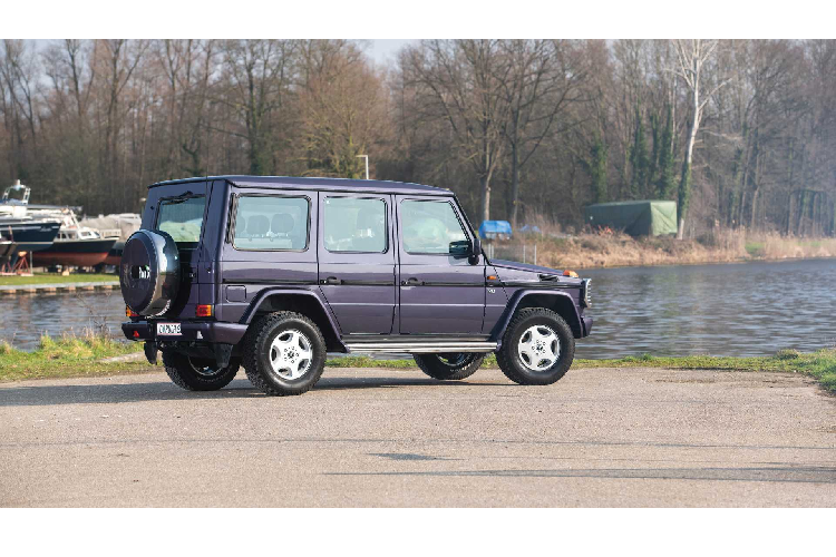 Chủ nhân mới của chiếc Mercedes G-Class Puch 500 GE đặc biệt này sẽ nhận được đầy đủ các chứng từ xác nhận đây là chiếc đầu tiên được sản xuất cũng như hóa đơn bảo dưỡng động cơ và hộp số gần đây nhất của xe.