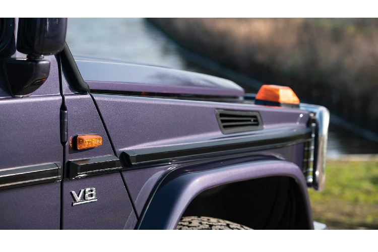 Những thông số này có vẻ không ấn tượng lắm khi so với hậu duệ Mercedes-AMG G63 ngày nay. Tuy nhiên hãy nhớ rằng trọng lượng chiếc xe không hề nhẹ, cụ thể chiếc SUV nặng 2,370 kg. Xe được trang bị khung chống sốc cản trước, bệ bước chân, mâm xe hợp kim, ghé chỉnh điện tích hợp sưởi ghế, cửa sổ trời chỉnh điện và tính năng cruise control.