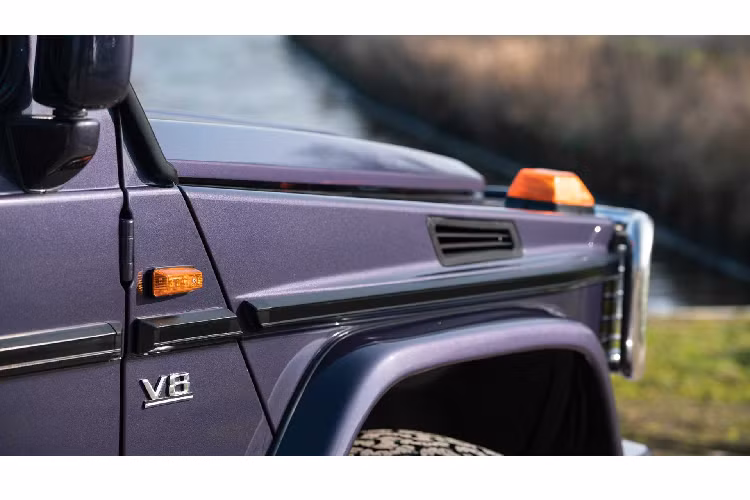 Những thông số này có vẻ không ấn tượng lắm khi so với hậu duệ Mercedes-AMG G63 ngày nay. Tuy nhiên hãy nhớ rằng trọng lượng chiếc xe không hề nhẹ, cụ thể chiếc SUV nặng 2,370 kg. Xe được trang bị khung chống sốc cản trước, bệ bước chân, mâm xe hợp kim, ghé chỉnh điện tích hợp sưởi ghế, cửa sổ trời chỉnh điện và tính năng cruise control.