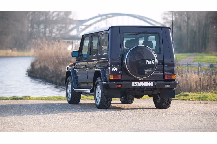 Trong số những phiên bản được lắp ráp sản xuất của xe không thể không kể đến phiên bản Mercedes G-Class Puch 500 GE. Xe có cấu hình 5 cửa, kép dài trục cơ sở.