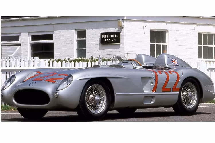 Năm 1900, sau khi Daimler qua đời, Jellinek đã đầu tư một khoản lớn vào “Daimler Motoren Gesellschaft” kèm theo điều kiện là Maybach sẽ thiết kế một mẫu xe với một vài chi tiết mà Jellinek yêu cầu, đồng thời mẫu xe này phải được đặt theo tên con gái mới sinh của ông là Mercédès, một từ mà trong tiếng Tây Ban Nha có nghĩa là “món quà” hoặc “sự yêu mến”.