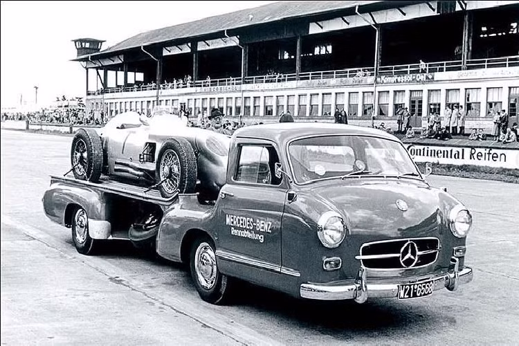 Gorden Wagener, Giám đốc thiết kế Daimler Group cho biết:”Việc tìm kiếm sự hoàn hảo của sự sang trọng và thúc đẩy đổi mới là một phần của DNA thương hiệu của chúng tôi. Nó tạo thành nền tảng cho sự thành công bền vững của thương hiệu Mercedes. Thiết kế của chúng tôi sẽ biến những công nghệ tân tiến và cảm xúc thành một trải nghiệm đáng mong đợi, như hiện tại là với những mẫu xe như GLA hay mẫu xe điện mới EQC”.