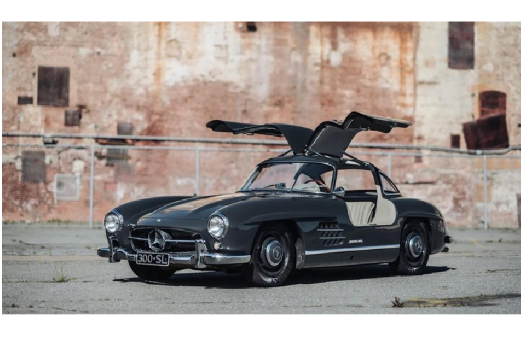 Tên gọi Mercedes đã được đăng ký làm nhãn hiệu vào ngày 23 tháng 6 năm 1902 và được xác nhận hợp pháp vào ngày 26 tháng 9 năm 1902. Kể từ đó, tên thương hiệu được đổi thành Mercedes-Benz sau khi sáp nhập hai công ty Daimler và Benz vào tháng 6 năm 1926.