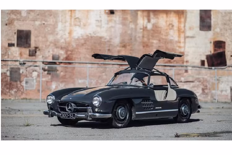 Tên gọi Mercedes đã được đăng ký làm nhãn hiệu vào ngày 23 tháng 6 năm 1902 và được xác nhận hợp pháp vào ngày 26 tháng 9 năm 1902. Kể từ đó, tên thương hiệu được đổi thành Mercedes-Benz sau khi sáp nhập hai công ty Daimler và Benz vào tháng 6 năm 1926.