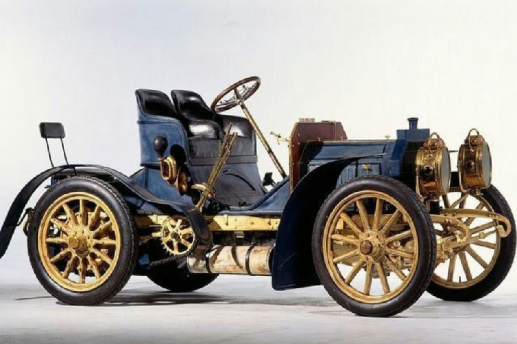 Chiếc ôtô đầu tiên mang tên gọi này chính là chiếc xe sang Mercedes 35 PS – chiếc xe đã gây ra tiếng vang tại tuần lễ đua Nice vào đầu tháng 3 năm 1901. Điều này xảy ra không chỉ vì công nghệ tiên tiến của nó đã cho phép chiếc xe giành chiến thắng trong một số cuộc đua ở sự kiện này. Ngoài ra, thiết kế đầy hấp dẫn của 35 PS đã thu hút được sự chú ý của phần lớn những người mê xe thời bấy giờ.