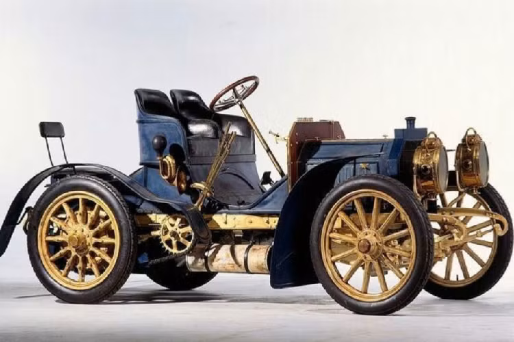 Chiếc ôtô đầu tiên mang tên gọi này chính là chiếc xe sang Mercedes 35 PS – chiếc xe đã gây ra tiếng vang tại tuần lễ đua Nice vào đầu tháng 3 năm 1901. Điều này xảy ra không chỉ vì công nghệ tiên tiến của nó đã cho phép chiếc xe giành chiến thắng trong một số cuộc đua ở sự kiện này. Ngoài ra, thiết kế đầy hấp dẫn của 35 PS đã thu hút được sự chú ý của phần lớn những người mê xe thời bấy giờ.