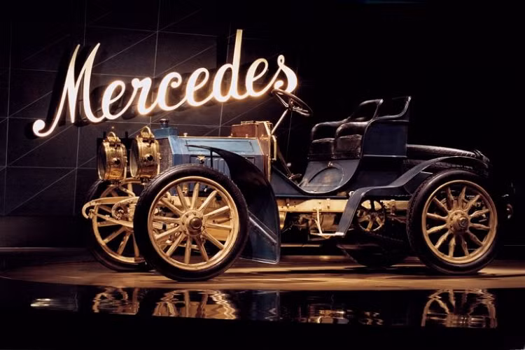 Vào ngày 2/4/1900, Daimler-Motoren-Gesellschaft đã quyết định gọi những chiếc ôtô của mình là Mercédès, theo tên con gái của doanh nhân người Áo Emil Jellinek.