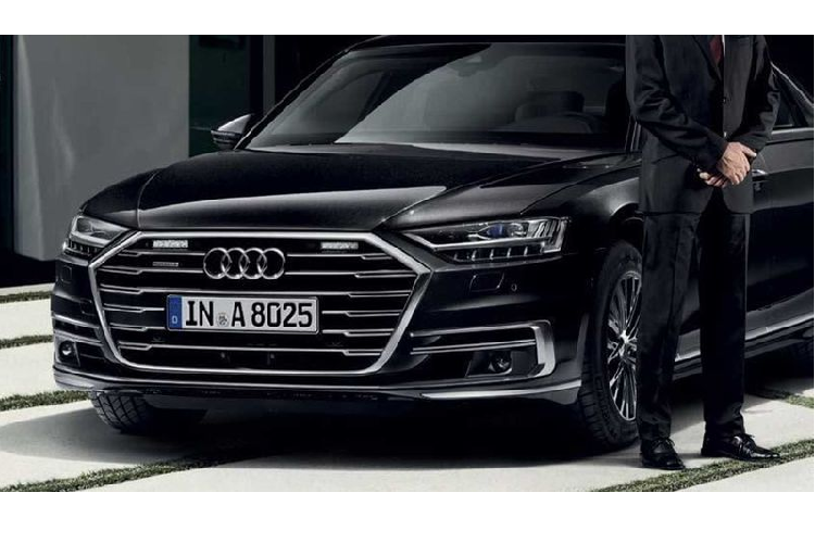 Nếu nhìn ở ngoại thất, sự khác biệt giữa Audi A8 L 2020 bọc thép với A8 L 2020 thông thường có lẽ chỉ tới từ phần đèn LED màu xanh được gắn trong mặt ca-lăng. Với mức giá xe Audi A8 L 2020 phiên bản bọc thép vừa được giới thiệu tại Nga khoảng 50.000 USD, khách hàng sẽ phải chờ 3 - 6 tháng sau khi đặt hàng