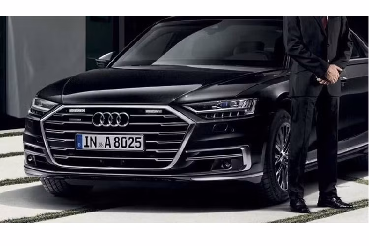 Nếu nhìn ở ngoại thất, sự khác biệt giữa Audi A8 L 2020 bọc thép với A8 L 2020 thông thường có lẽ chỉ tới từ phần đèn LED màu xanh được gắn trong mặt ca-lăng. Với mức giá xe Audi A8 L 2020 phiên bản bọc thép vừa được giới thiệu tại Nga khoảng 50.000 USD, khách hàng sẽ phải chờ 3 - 6 tháng sau khi đặt hàng