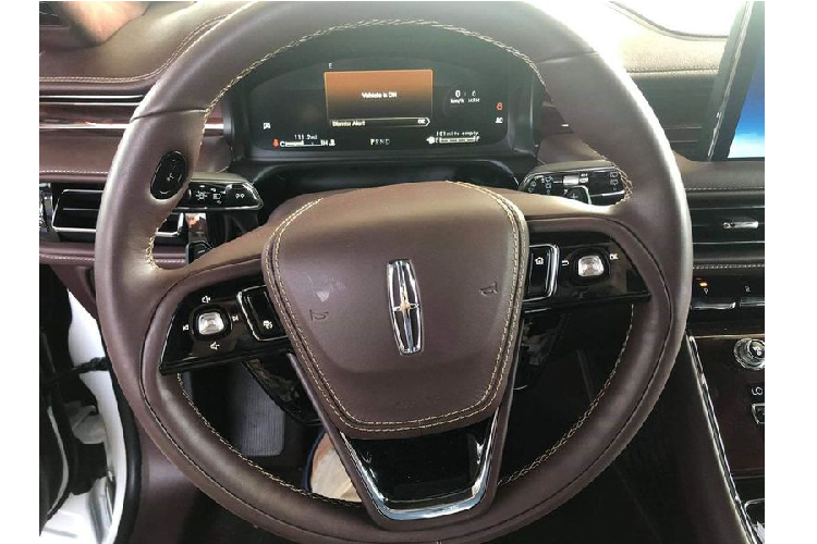 Với kích thước tổng thể DxRxC tương ứng 5.062 x 2.022 x 1.768 mm, chiều dài cơ sở 3.025 mm, Lincoln Aviator thuộc nhóm có kích thước to lớn bậc nhất trong phân khúc của mình, minh chứng là bằng mắt thường bạn cũng có thể dễ dàng nhận ra sự khác biệt giữa Aviator và các đối thủ.