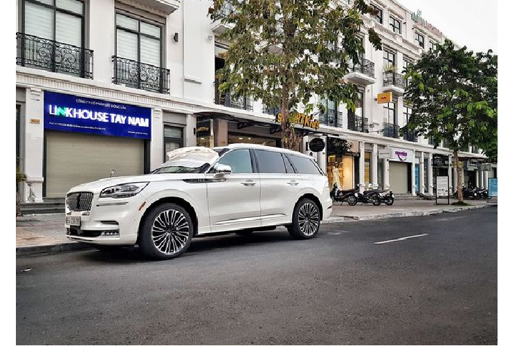 Mới đây, hình ảnh về chiếc Lincoln Aviator độc nhất tại Việt Nam mang cặp biển số của thành phố Cần Thơ đã bất xuất hiện trên các trang mạng xã hội. Như vậy, sau khoảng thời gian gần 3 tháng kể từ ngày về nước, chiếc SUV 7 chỗ hầm hố đến từ Mỹ đã chính thức về tay chủ nhân mới. Mức giá xe Lincoln Aviator được đồn đoán khoảng 6 tỷ đồng.