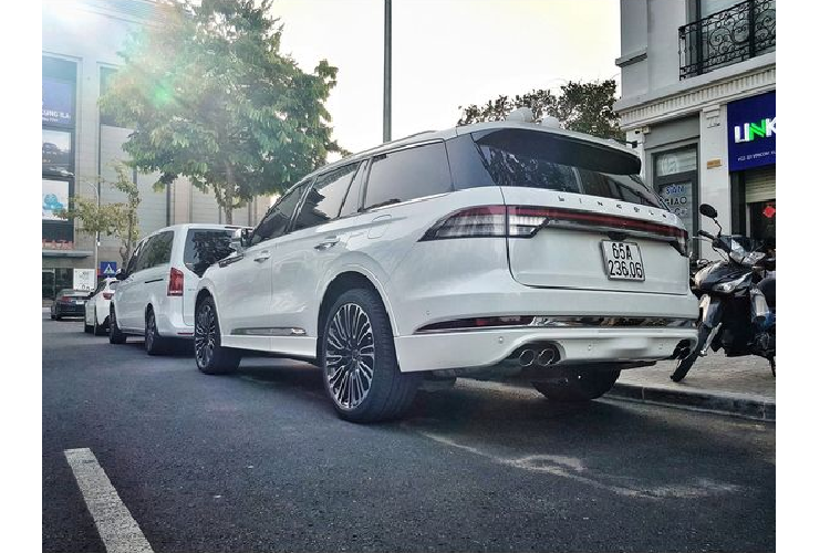 Bên dưới nắp ca-pô, Lincoln Aviator tại Việt Nam thuộc phiên bản Black Label, do đó xe sử dụng động cơ V6 3.0L tăng áp kép, cho ra công suất tối đa 400 mã lực và mô-men xoắn cực đại 542 Nm mô-men, đi kèm hộp số tự động 10 cấp.