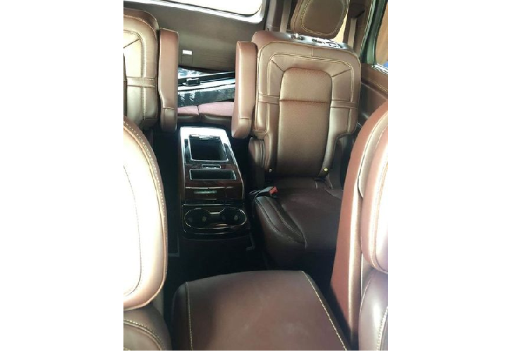 Về thiết kế ngoại thất, cũng giống như những "người anh em" khác trong gia đình Lincoln, Aviator sở hữu ngôn ngữ thiết kế to lớn, mạnh mẽ và khoẻ khoắn với rất nhiều chi tiết mạ chrome sáng bóng. Ở phần đầu xe, nổi bật hơn cả là bộ mặt ca-lăng to bản với các chi tiết hình thoi bên trong, "cặp mắt" cách điệu cùng những đường gân dập nổi... Tất cả góp phần làm nên một diện mạo khó có thể nhầm lẫn của mẫu xe SUV cơ bắp tới từ nước Mỹ.