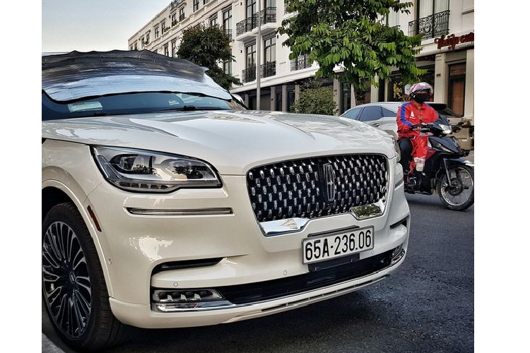 Lincoln Aviator thế hệ mới là mẫu SUV 7 chỗ có cá tính khác biệt và không dành cho phần đông đại chúng. Đối tượng tìm tới mẫu xe này thường là các đại gia, các doanh nhân ưa thích vẻ ngoài nổi bật và hầm hố. Bên cạnh đó, Lincoln Aviator vẫn đảm bảo đầy đủ các yếu tố về sự tiện nghi, sang trọng và khả năng vận hành bền bỉ và mạnh mẽ.