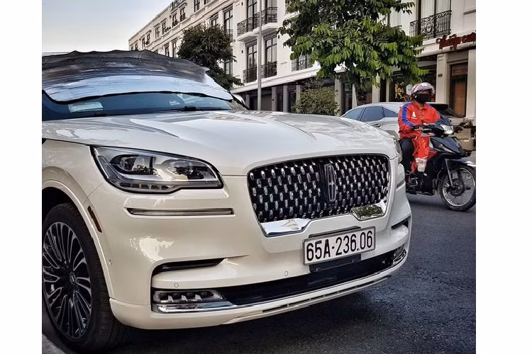 Lincoln Aviator thế hệ mới là mẫu SUV 7 chỗ có cá tính khác biệt và không dành cho phần đông đại chúng. Đối tượng tìm tới mẫu xe này thường là các đại gia, các doanh nhân ưa thích vẻ ngoài nổi bật và hầm hố. Bên cạnh đó, Lincoln Aviator vẫn đảm bảo đầy đủ các yếu tố về sự tiện nghi, sang trọng và khả năng vận hành bền bỉ và mạnh mẽ.