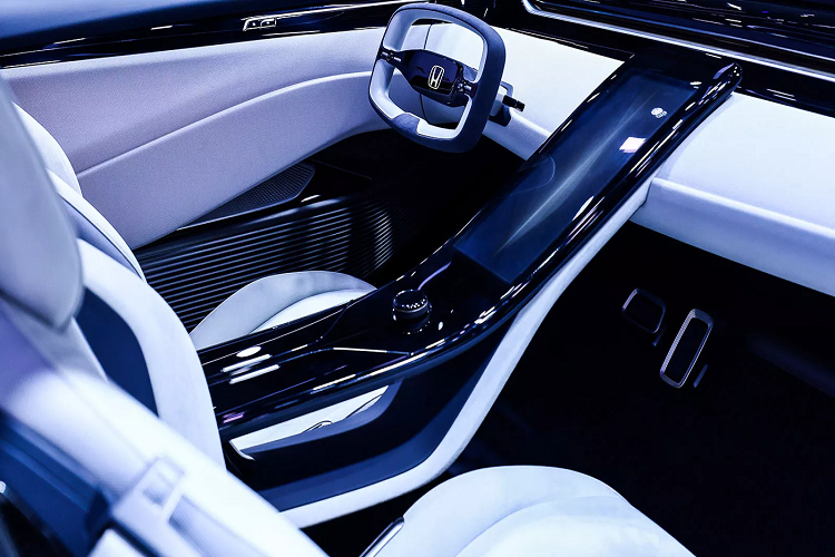 Vì là xe điện nên đầu xe chỉ có lưới tản nhiệt giả, trang trí bằng logo Honda cỡ lớn. Cụm đèn pha và đèn hậu LED mỏng dẹp và tạo hình như đôi cánh. Dàn mâm đa chấu sang trọng có thiết kế tương tự như mâm S65.