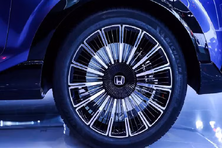 Gói Honda Sensing mới có góc camera phía trước được mở rộng, cũng như radar 360 độ cho phép chiếc xe cảm nhận theo nhiều hướng. Honda cho biết ADAS đa hướng cho phép lái xe an toàn trong các điều kiện lái phức tạp và đa dạng hơn.