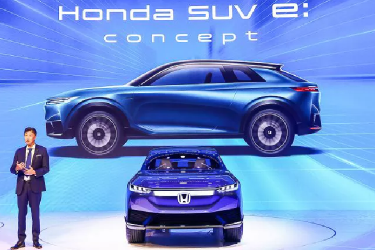 Honda SUV e hoàn toàn mới có nội thất cũng ấn tượng không kém. Bên trong xe có thiết kế tối giản và đậm chất tương lai. Điểm nhất là vô lăng vuông ở giữa xe và màn hình trung tâm đặt dọc, kéo dài từ bệ tì tay đến táp lô.
