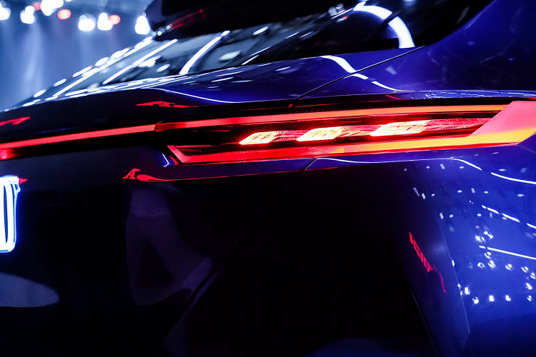 Honda SUV e concept sẽ ứng dụng gói những hệ thống hỗ trợ người lái Honda Sensing thế hệ tiếp theo. Honda Sensing mới không chỉ hỗ trợ lái như thông thường mà còn giúp cải thiện khả năng nhận dạng, dự đoán và ra quyết định khi theo dõi tình trạng giao thông.