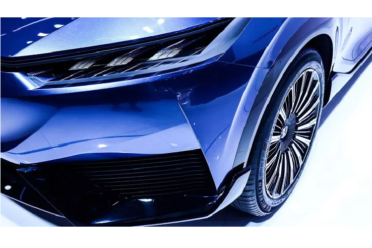 Trên bệ này chỉ xuất hiện duy nhất một núm điều khiển cơ. Các thao tác điều khiển xe có thể chỉ được thực hiện qua giọng nói hoặc màn hình cảm ứng. Theo miêu tả của hãng, người dùng có thể làm được rất nhiều thứ trên xe: từ điều khiển xe, đến tìm đường, gọi điện, gọi điện video, đi chợ...