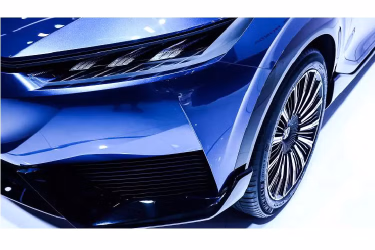 Trên bệ này chỉ xuất hiện duy nhất một núm điều khiển cơ. Các thao tác điều khiển xe có thể chỉ được thực hiện qua giọng nói hoặc màn hình cảm ứng. Theo miêu tả của hãng, người dùng có thể làm được rất nhiều thứ trên xe: từ điều khiển xe, đến tìm đường, gọi điện, gọi điện video, đi chợ...