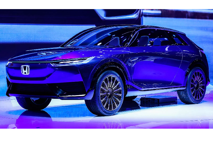 Trong danh mục sản phẩm của mình hiện nay, Honda chỉ mới có duy nhất 1 mẫu xe chạy điện hoàn toàn tên là Honda E. Tuy nhiên, trong thời gian sắp tới, hãng xe Nhật hứa hẹn sẽ đem đến nhiều sản phẩm chạy điện hơn nữa. Mở đầu cho chiến lược này là màn ra mắt của chiếc xe concept Honda SUV e chạy điện.