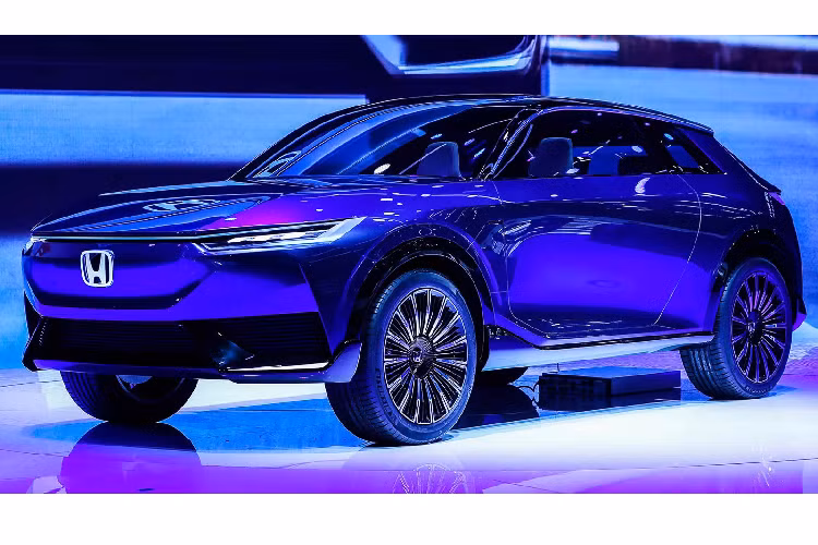 Trong danh mục sản phẩm của mình hiện nay, Honda chỉ mới có duy nhất 1 mẫu xe chạy điện hoàn toàn tên là Honda E. Tuy nhiên, trong thời gian sắp tới, hãng xe Nhật hứa hẹn sẽ đem đến nhiều sản phẩm chạy điện hơn nữa. Mở đầu cho chiến lược này là màn ra mắt của chiếc xe concept Honda SUV e chạy điện.