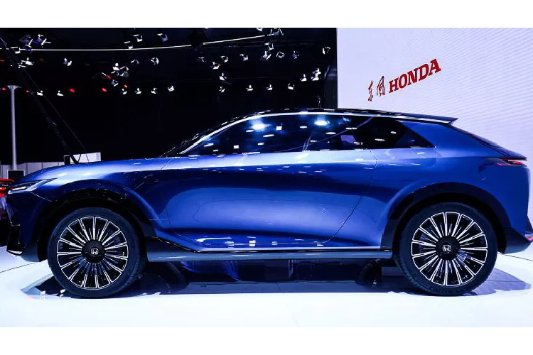 Chiếc Honda SUV e có kiểu dáng SUV coupe theo xu hướng hiện nay. Cột B tiêu biến, chỉ có cột A mảnh và cột C to bản. Xe chỉ có 2 cửa bên, mở theo kiểu cánh thiên nga. Nóc xe đẹp mắt vuốt từ đầu đến cuối tạo hiệu ứng lơ lửng.